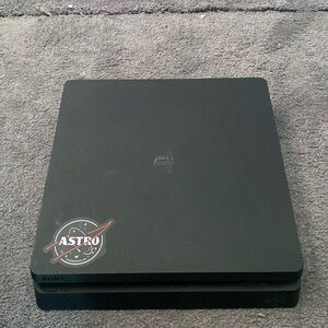 Used PS4 console, only one owner for 3 years and not used a lot. !New Fan!